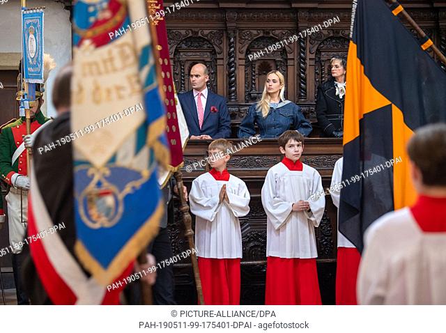 11 May 2019, Bavaria, Regensburg: Gloria von Thurn und Taxis (2nd from right, back row r-l), businesswoman, Elisabeth von Thurn und Taxis and Albert Fürst von...