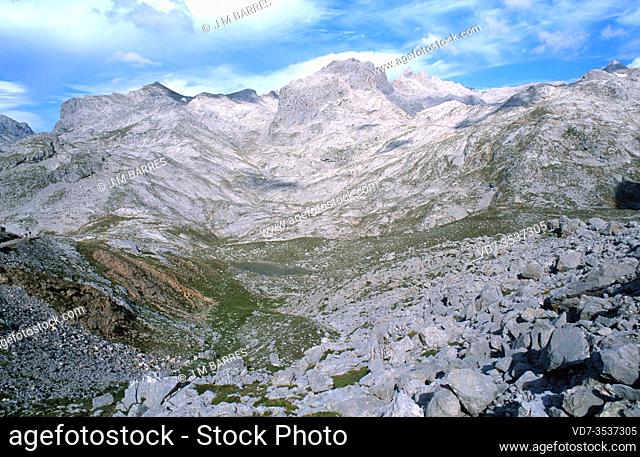 Picos de Europa National Park, Horcados Rojos route, Los Urrieles, Cantabria, Spain
