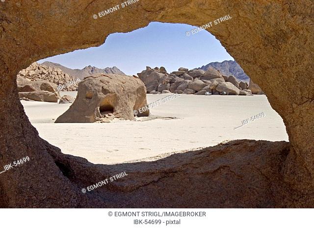 Hole in the rock, Jebel Uweinat, Jabal al Awaynat