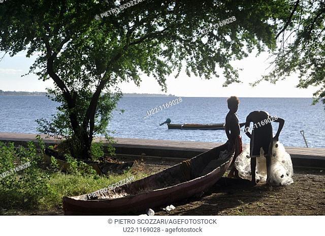 Dili (East Timor): young fishermen at the beach near Areia Branca