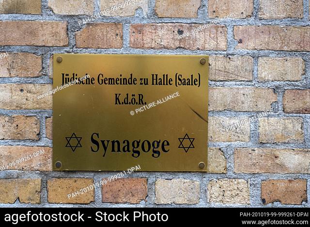 09 October 2020, Saxony-Anhalt, Halle: At the entrance to the synagogue hangs a brass plaque with the inscription Jewish Community of Halle