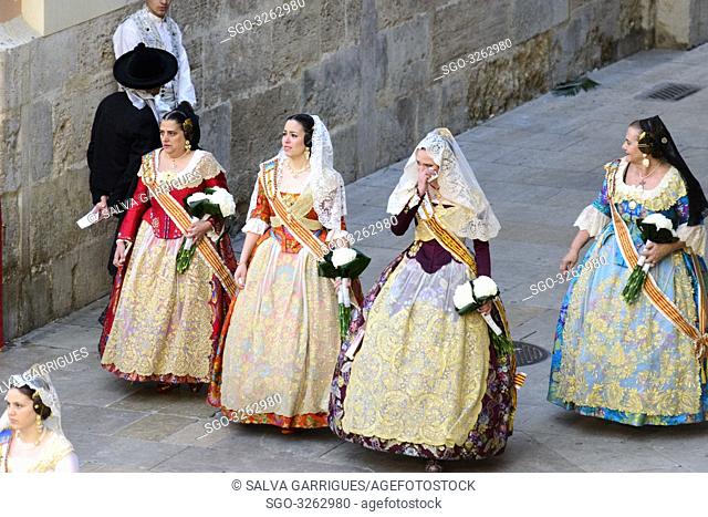 The fallera and the falleros deliver the flowers very excited. Each fallera carries a bouquet of keys that adorn a mosaic of the coat of the Virgen de los...