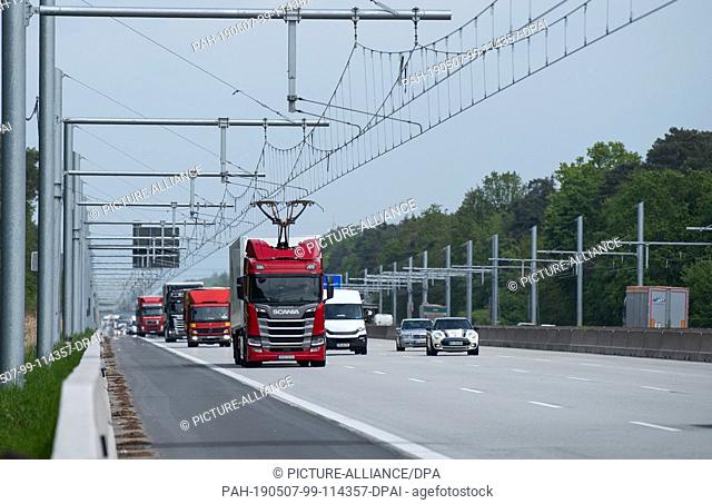 07 May 2019, Hessen, Darmstadt: A Scania R450 Hybrid tractor (M) is driving with the pantograph extended during the commissioning of the first German test track...