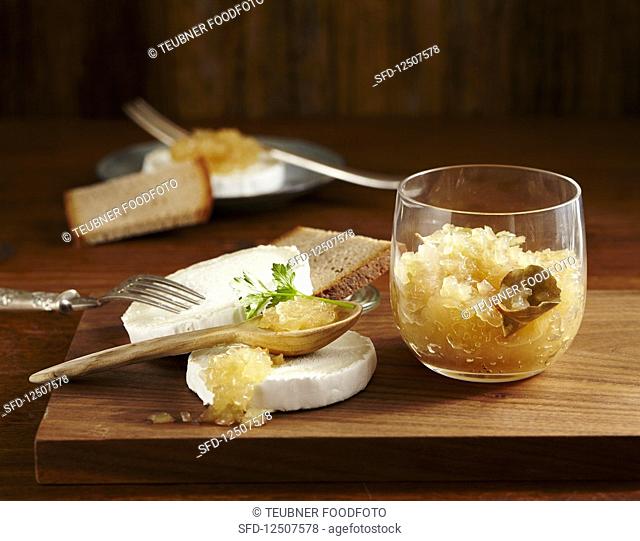 Onion jam with bay leaves and white wine vinegar served with goat's cheese and bread