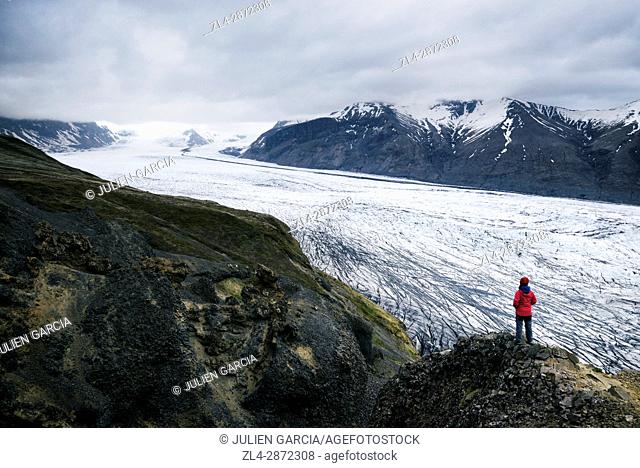 Iceland, Sudurland region, Skaftafell National Park, hiker contemplating the Skaftafellsjokull glacier (Skaftafellsjökull), Model Released