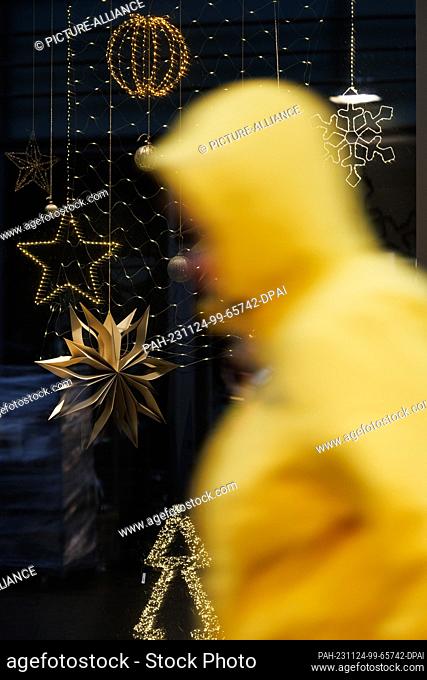24 November 2023, Lower Saxony, Osnabrück: Christmas decorations can be seen in the window of a store. Numerous stores and online stores celebrate Black Friday...