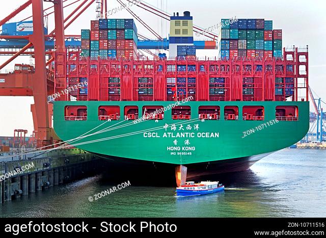 Ein Containerschiff liegt im Hamburger Hafen, Containerterminal Eurogate, Hamburg, Deutschland / Container ship Hamburg harbor, Container terminal Eurogate