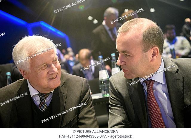 24 November 2018, Bavaria, München: Horst Seehofer (l), Federal Minister of the Interior, and Manfred Weber (both CSU), Chairman of the Group of the European...