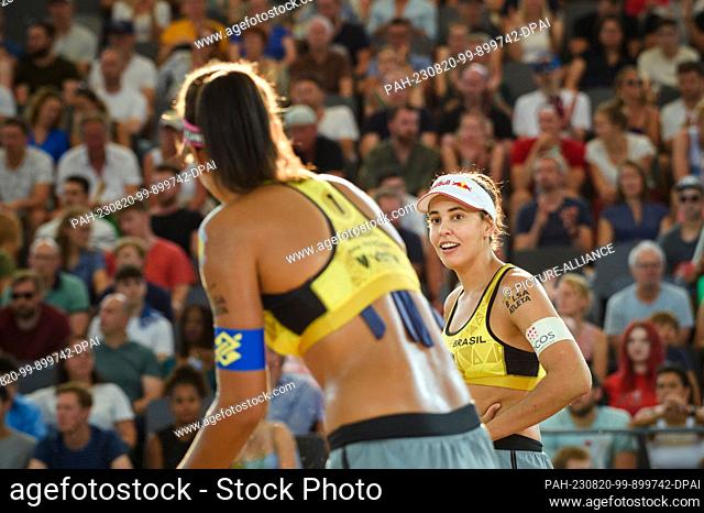 20 August 2023, Hamburg: Volleyball/Beach: Beach Pro Tour, Final, Ana Paticia/Duda Brazil - Nuss/Kloth (USA). Eduarda Santos Lisboa (r) and Ana Patricia Silva...