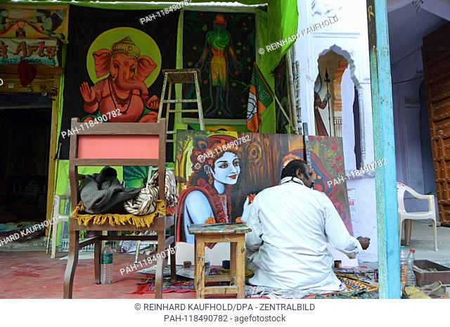 Painter with his pictures in Pushkar (also called white town) in North India, added on 03.02.2019 | usage worldwide. - Pushkar/Rajasthan/Indien