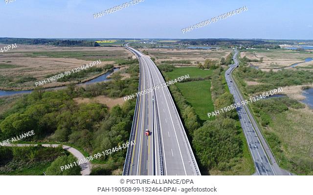 08 May 2019, Mecklenburg-Western Pomerania, Tribsees: Maintenance work is being carried out on the last section east of the Trebeltal Bridge on the makeshift...