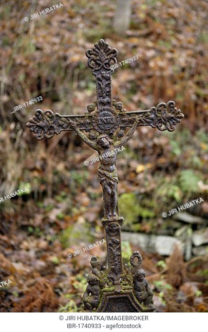 Cross on a grave, abandoned cemetery, Joachimsthal, West Bohemia, Czech Republic, Europe