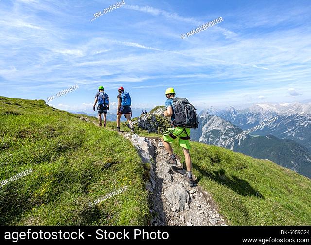 Mountaineers hiking on the via ferrata Mittenwalder Höhenweg, Karwendel Mountains, Mittenwald, Bavaria, Germany, Europe