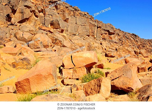 Granitsteine in der Hammada Wüstenlandschaft auf dem Plateau Mesak Settafek, Fezzan Libyen / Granite stones in the Hammada desert on the Mesak Settafek plateau