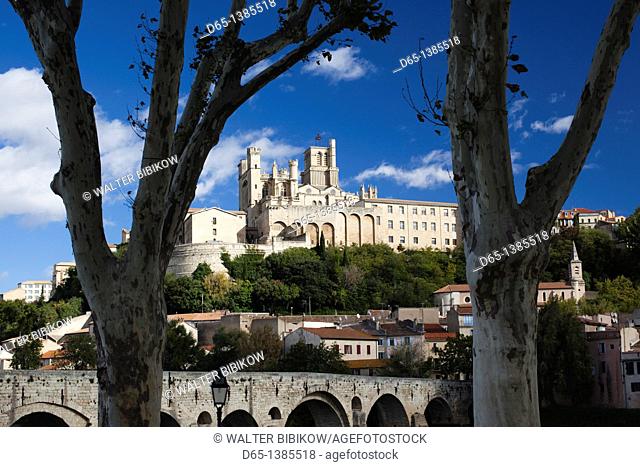 France, Languedoc-Roussillon, Herault Department, Beziers, Cathedrale St-Nazaire cathedral and the Pont Vieux bridge