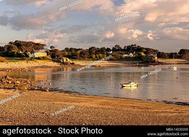 Coast section at Le Gouffre near Plougrescant, evening light, Cote de Granit Rose, France, Brittany, Cotes d'Armor department