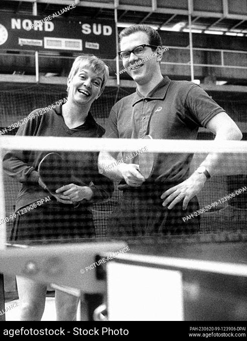 FILED - 08 March 1969, Berlin: Archive - The German table tennis champion Eberhard Schöler with his wife Diane, an Englishwoman