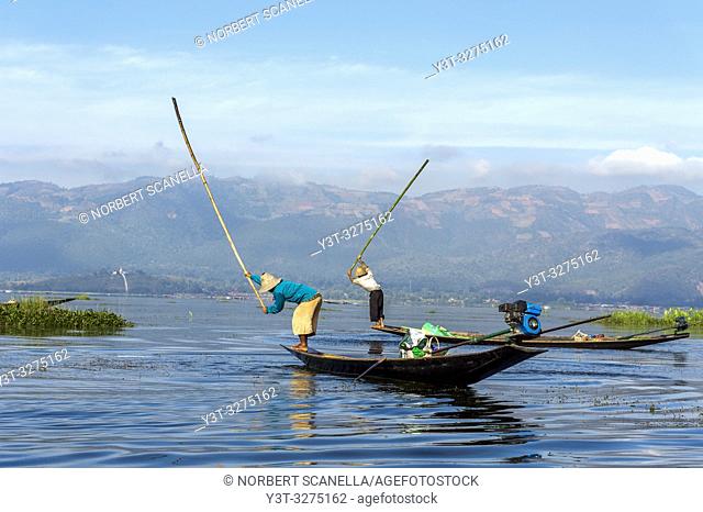 Myanmar (ex Birmanie). Inle lake. Shan state. Fishermen Intha, Inle Lake ethnic group