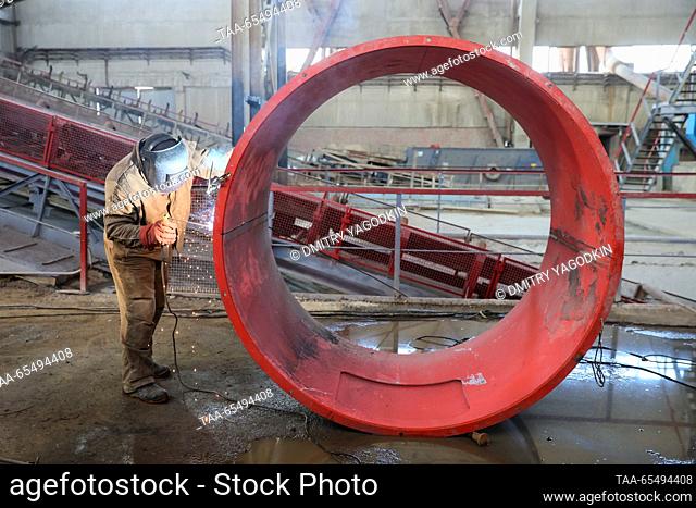 RUSSIA, DONETSK PEOPLE'S REPUBLIC - DECEMBER 5, 2023: A welder at work at an aggregate processing plant at Kalchiksky granite quarry run by the Nedra state...