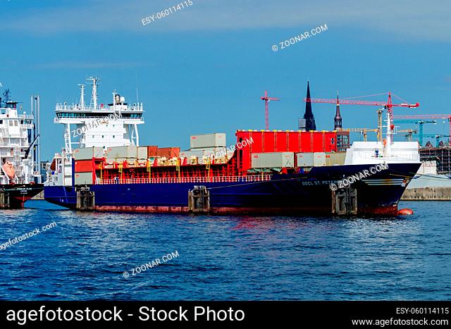 Aufnahme eines Containerschiffes im Hamburger Hafen