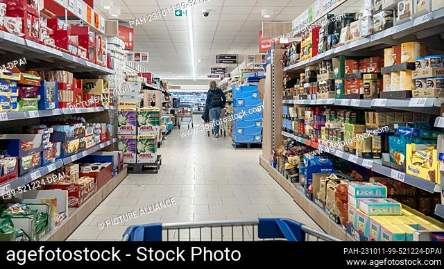 10 October 2023, Hamburg: A customer is shopping in a discount supermarket. Photo: Markus Scholz/dpa/picture alliance/dpa | Markus Scholz