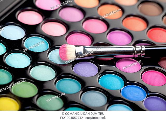 eyeshadow kit with makeup brush