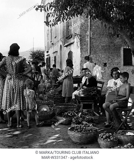 italia, lazio, mercatino all'isola di ponza, 1950 // Italy, Lazio, market at the island of Ponza, 1950