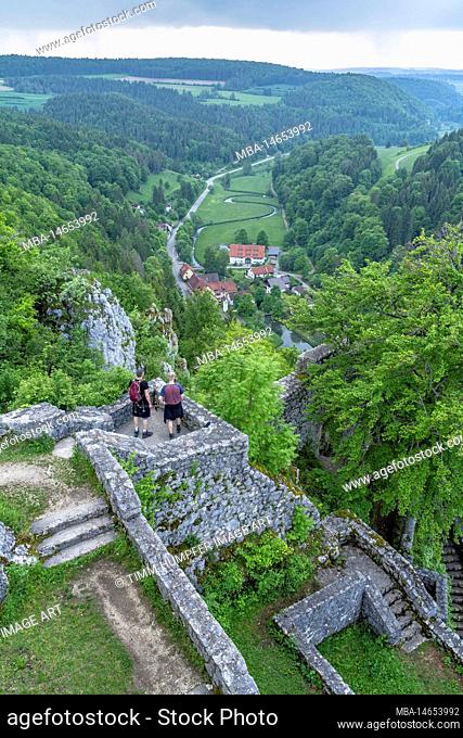 Europe, Germany, Southern Germany, Baden-Württemberg, Swabian Alb, Münsingen, Hikers enjoy the view from Hohengundelfingen Castle