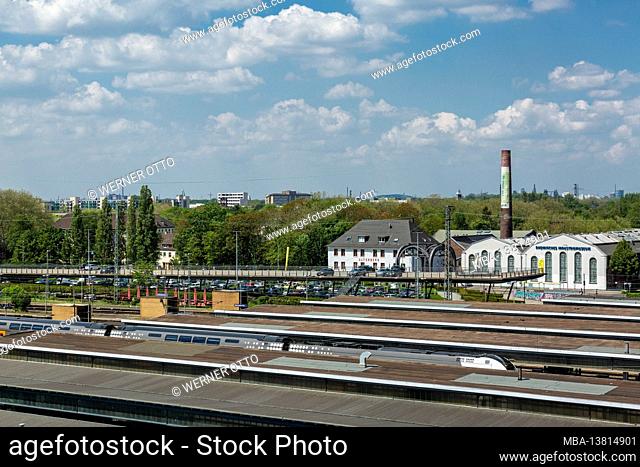 Germany, Oberhausen, Alt-Oberhausen, Ruhr area, Lower Rhine, Rhineland, North Rhine-Westphalia, NRW, view over the main train station platforms to the LVR...
