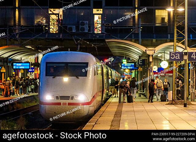 15 September 2023, Rhineland-Palatinate, Mainz: An ICE train is parked in Mainz main station. Photo: Andreas Arnold/dpa. - Mainz/Rhineland-Palatinate/Germany