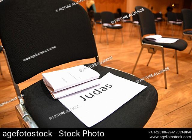 06 January 2022, Bavaria, Oberammergau: The still empty chair of the Judas actor stands during the reading rehearsal for the 42nd Passion Play in the hall of...