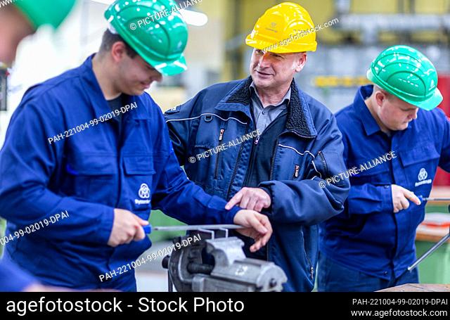 04 October 2022, Mecklenburg-Western Pomerania, Wismar: The first apprentices and students employed by thyssenkrupp Marine Systems (TKMS) at its new site in...