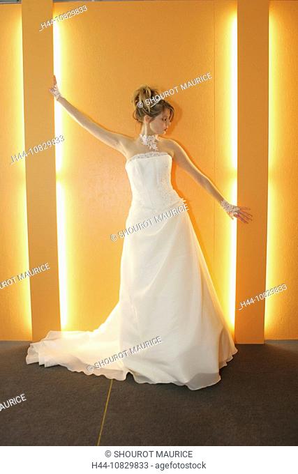 bride, woman, Inside, whole figure, wedding dress, white, Posing, light, fashionable, in a modern style, modern, marri