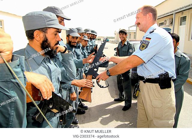 AFG, Afghanistan, Mazar-e-Sharif, German Policeman trains young Afghan policemen. - Mazar-e-Sharif, Kunduz, Afghanistan, 08/09/2010