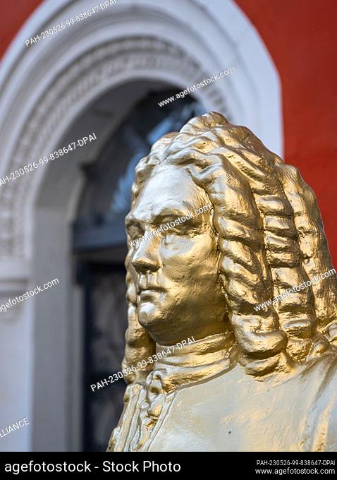 26 May 2023, Saxony-Anhalt, Halle (Saale): A sculpture of the composer George Frideric Handel stands in front of the tourist information office