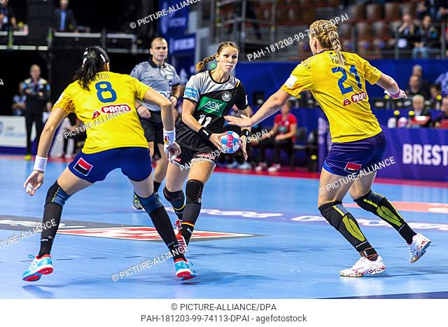 03 December 2018, France (France), Brest: Handball, women: EM, Germany - Romania Preliminary round, Group D, 2nd matchday in the Brest Arena from left