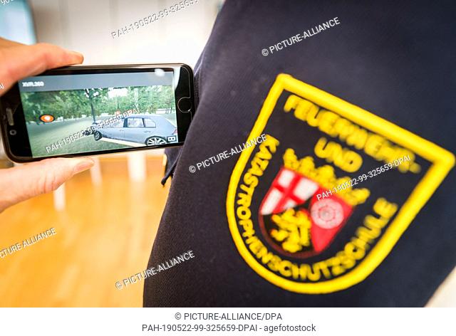 22 May 2019, Rhineland-Palatinate, Mainz: At a press conference at the Ministry of the Interior, employees of the Fire Brigade and Disaster Control School...