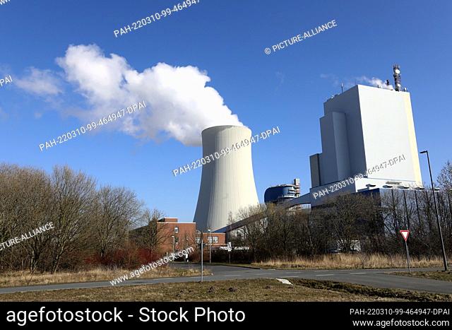 10 March 2022, Mecklenburg-Western Pomerania, Rostock: The coal-fired power plant in the Rostock seaport is visible from afar with its cooling tower over 141m...