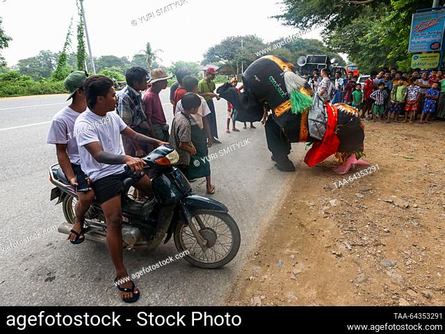 MYANMAR, MANDALAY - OCTOBER 26, 2023: Tourists in a street. Yuri Smityuk/TASS
