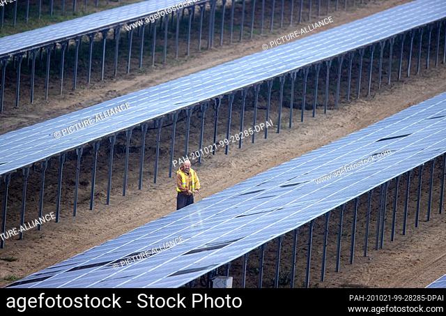 21 October 2020, Mecklenburg-Western Pomerania, Zietlitz: Employees of the Goldbecksolar company are currently building a solar park in a former opencast gravel...