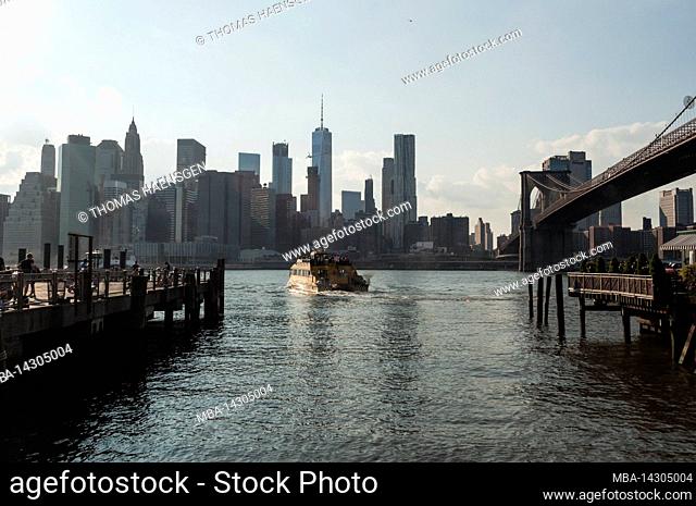 Brooklyn Heights, New York City, NY, USA, The New York Watertaxi and the Brooklyn Bridge over East River