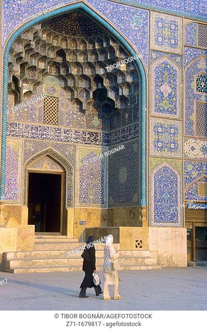 Iran, Esfahan, Sheik Lotfollah Mosque, women passing by
