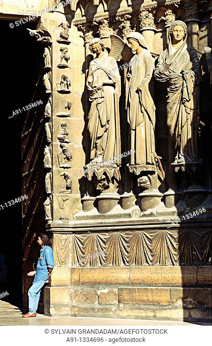 FRANCE CHAMPAGNE HAUTE MARNE 51 REIMS THE GOTHIC CATHEDRAL MAIN PORCH STATUES OF ANGELS AND SAINTS BEGGAR