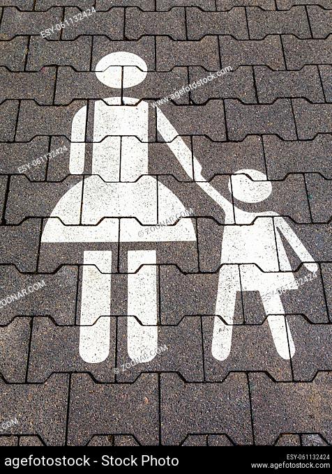 Mutter mit Kind Symbol auf einem Parkplatz