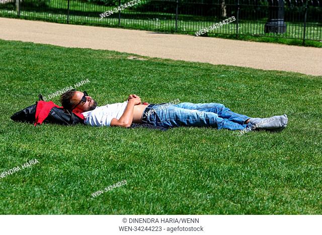 Warm weather continues in the capital. Tourists and Londoners enjoy the warm and sunny weather in St James’s Park as temperatures reach 21degrees celsius in...