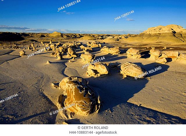 Cracked Eggs, USA, Amerika, Vereinigte Staaten, New Mexico, Bisti Wilderness, Badlands, Erosion, Felsen, Felsskulptur, Sandstein