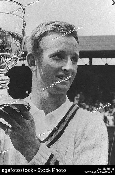ARCHIVE PHOTO: Rod Laver turns 85 on August 9, 2023, Rod LAVER, Australia, tennis player, award ceremony with trophy, cheers, jubilation