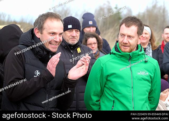 09 April 2022, Saxony, Störmthal: Michael Maul (l), artistic director of the Leipzig Bach Festival, applauds after a speech at a tree planting ceremony next to...