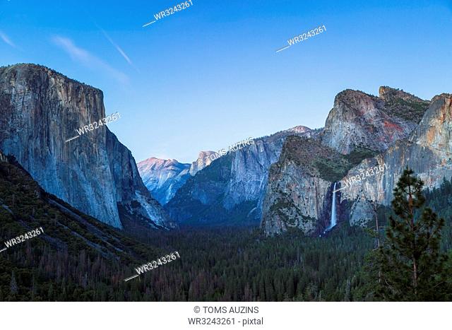 Yosemite Valley and Bridalveil Fall from Tunnel View, Yosemite National Park, UNESCO World Heritage Site, California, United States of America, North America