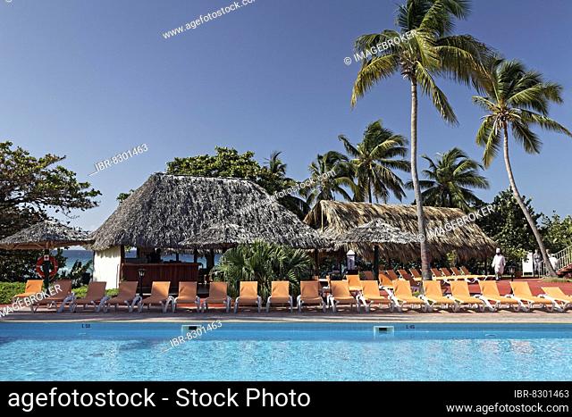 Swimming Pool, Sunbeds, Bar, Cocos coconut palm (Cocos nucifera), Hotel Club Amigo Costasur, Playa Ancon, Trinidad, Sancti Spiritus Province, Cuba, West Indies